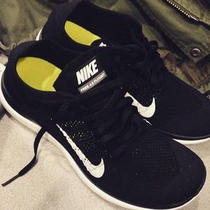 NFS!!! ISO : Nike shoes as in picture